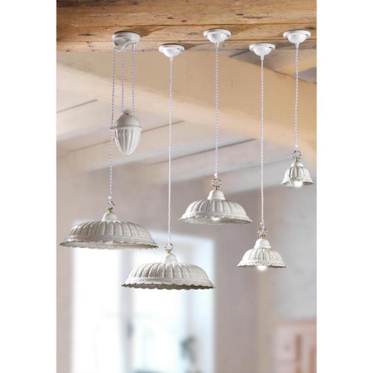 klasszikus country stilusu keramia lampa lyukacsos csipkes porcelan feher ebedlo fuggesztek konyha nappali rusztikus mediterran elegans videki hangulatu balaton paraszthaz elegans polgari.jpg